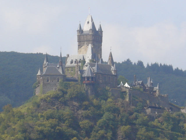 038 - LE CHATEAU DE COCHEM SUR SON PROMONTOIRE.JPG